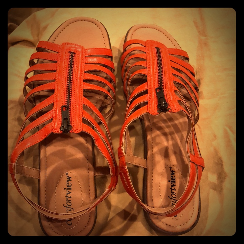 So comfortable zippered strappy sandal.